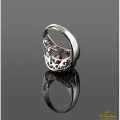 ANILLOS / SORTIJAS Sortija en oro blanco con rubi central y brillantes.