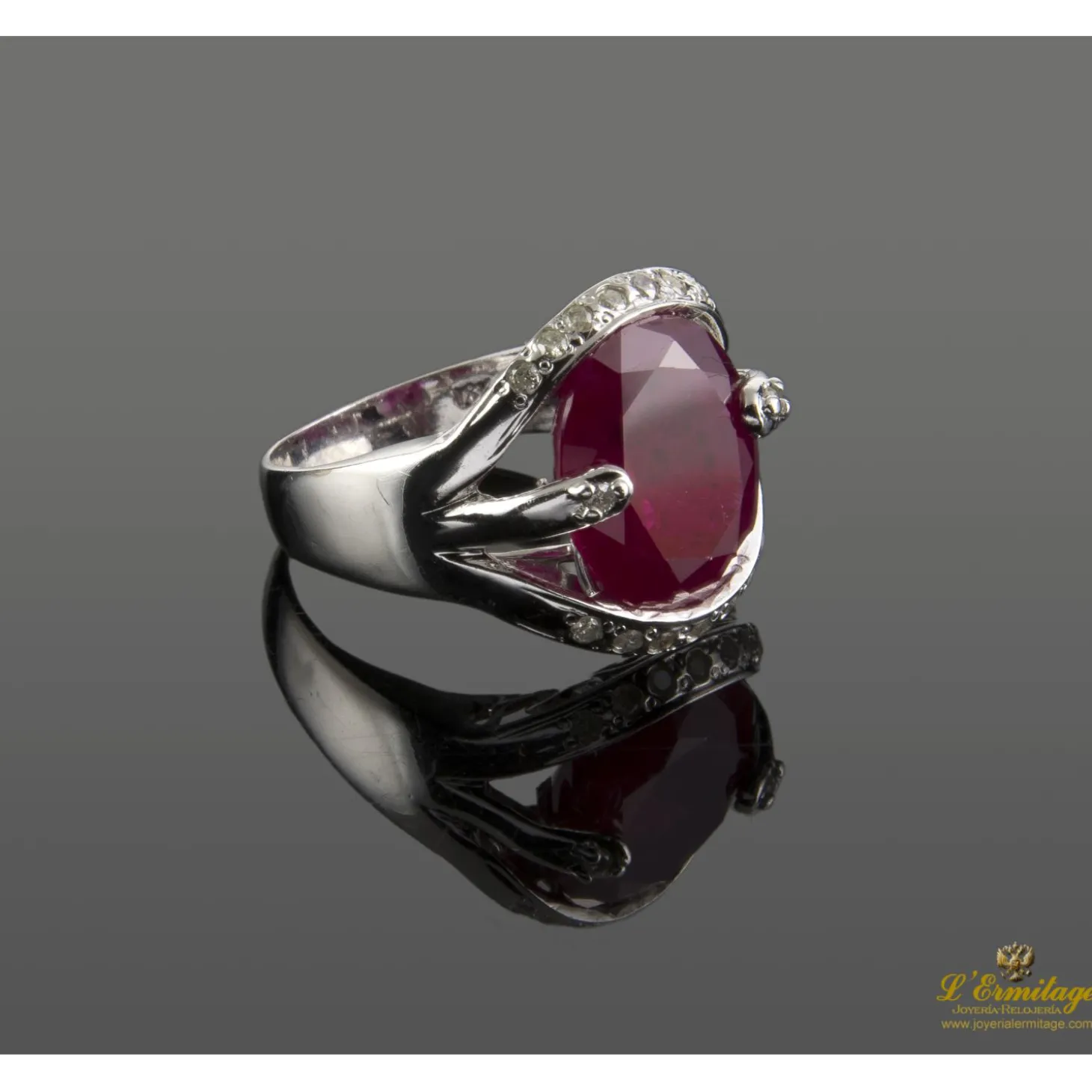 ANILLOS / SORTIJAS Sortija en oro blanco con rubi central y brillantes.