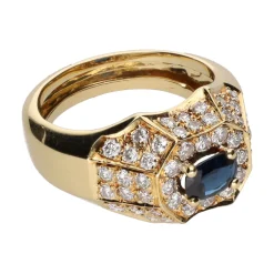 ANILLOS / SORTIJAS Sortija en oro amarillo con zafiro y brillantes. Talla 12.
