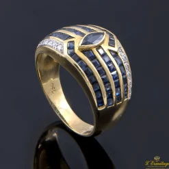 ANILLOS / SORTIJAS Sortija en oro amarillo con zafiros y brillantes.
