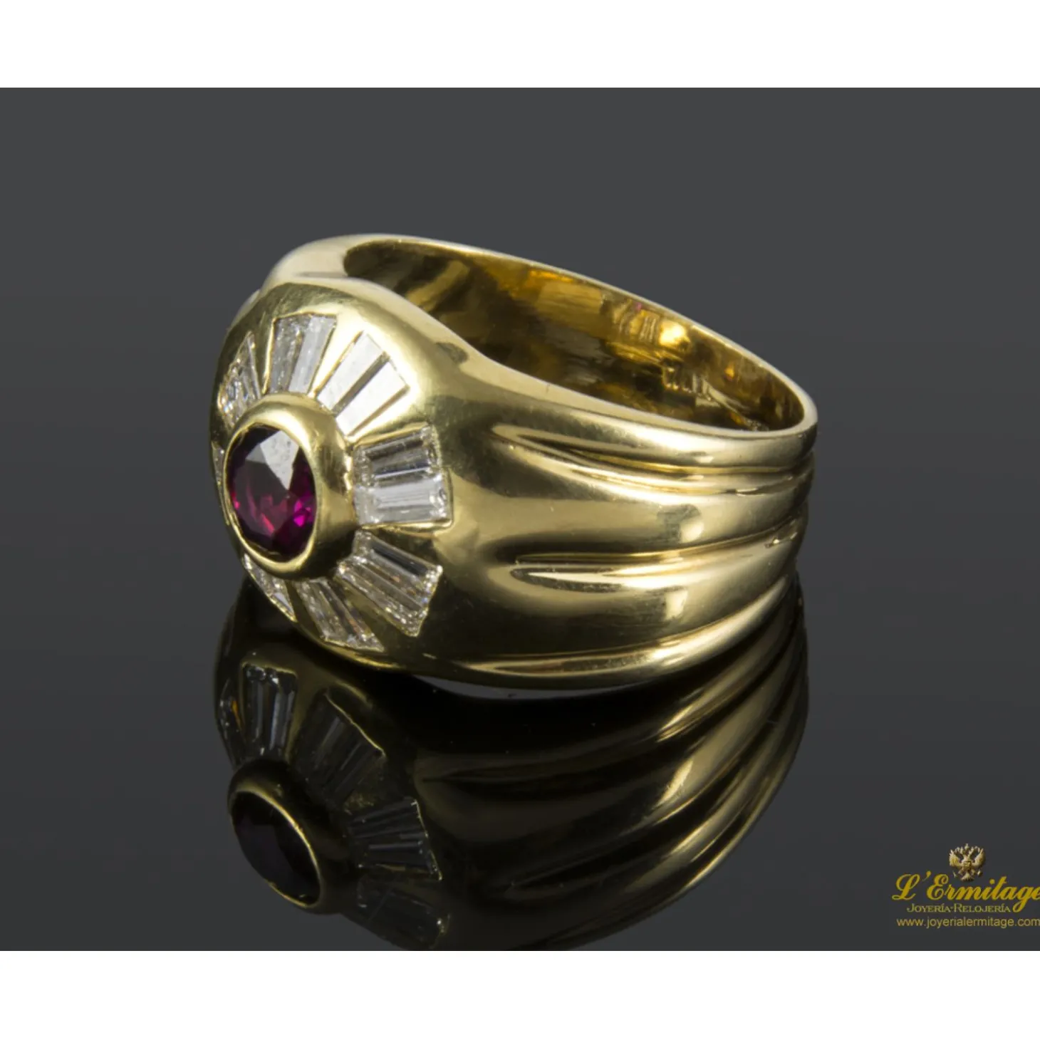 ANILLOS / SORTIJAS Sortija en oro amarillo con rubí y diamantes.