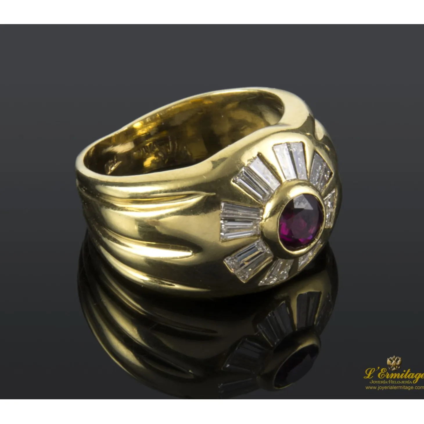 ANILLOS / SORTIJAS Sortija en oro amarillo con rubí y diamantes.