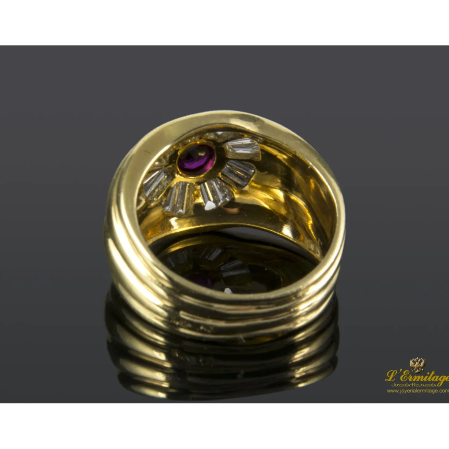 ANILLOS / SORTIJAS Sortija en oro amarillo con rubí y diamantes.