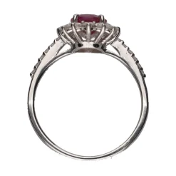 ANILLOS / SORTIJAS Sortija en oro blanco con rubí y orla de brillantes. Talla 16.