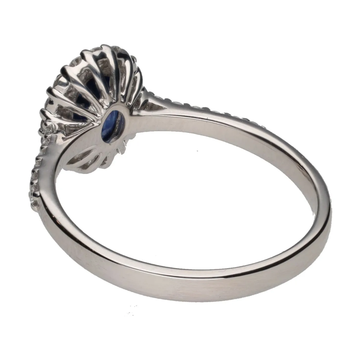 ANILLOS / SORTIJAS Sortija en oro blanco con zafiro central y brillantes en orla y brazos. Talla 15.