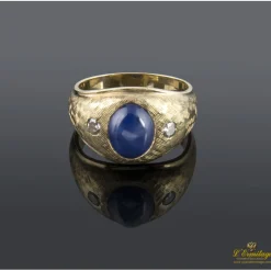 ANILLOS / SORTIJAS Sortija en oro amarillo con zafiro estrella y brillantes.