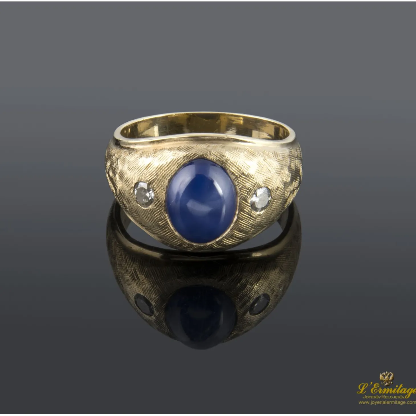 ANILLOS / SORTIJAS Sortija en oro amarillo con zafiro estrella y brillantes.