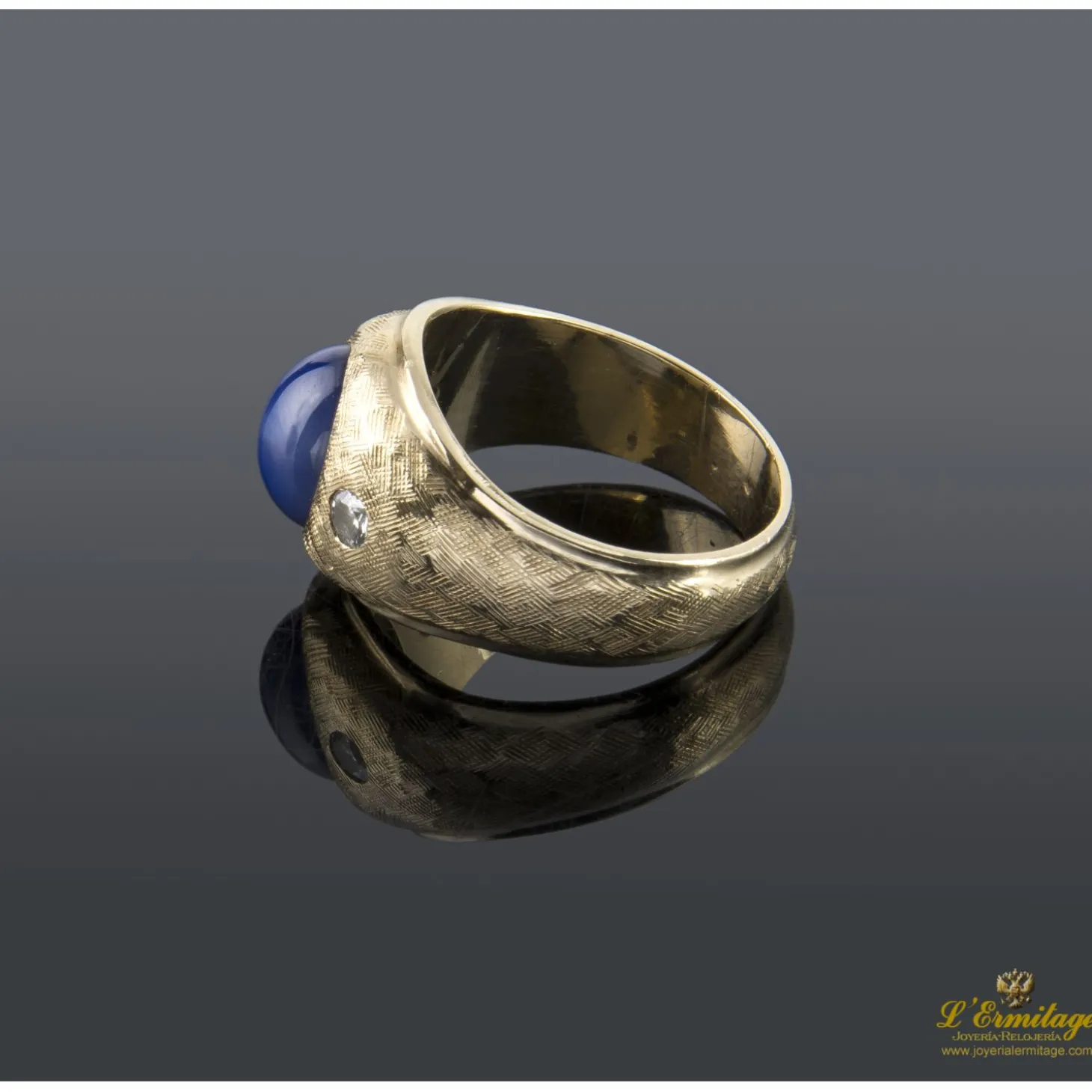 ANILLOS / SORTIJAS Sortija en oro amarillo con zafiro estrella y brillantes.