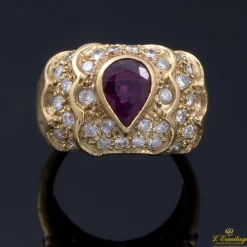 ANILLOS / SORTIJAS Sortija en oro amarillo con rubí y brillantes.