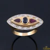 ANILLOS / SORTIJAS Sortija en oro amarillo con zafiro, rubíes y brillantes.
