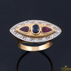 ANILLOS / SORTIJAS Sortija en oro amarillo con zafiro, rubíes y brillantes.