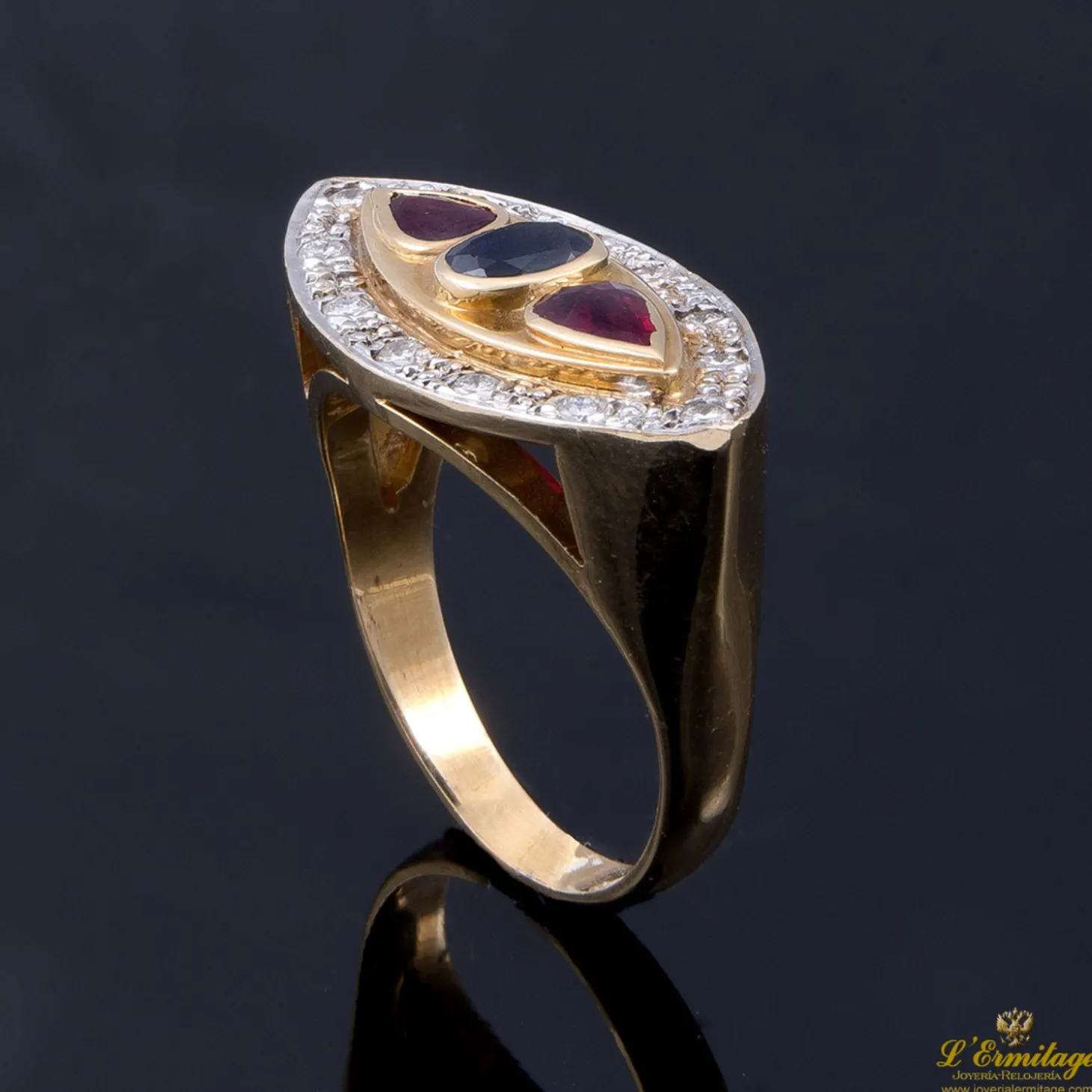 ANILLOS / SORTIJAS Sortija en oro amarillo con zafiro, rubíes y brillantes.