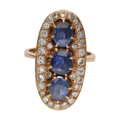 ANILLOS / SORTIJAS Sortija en oro amarillo con zafiros y diamantes. Talla 14.