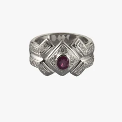 ANILLOS / SORTIJAS Sortija en oro blanco. Presenta un rubí natural y motivos con brillantes