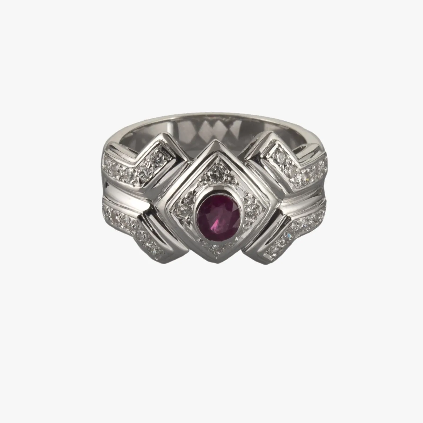 ANILLOS / SORTIJAS Sortija en oro blanco. Presenta un rubí natural y motivos con brillantes