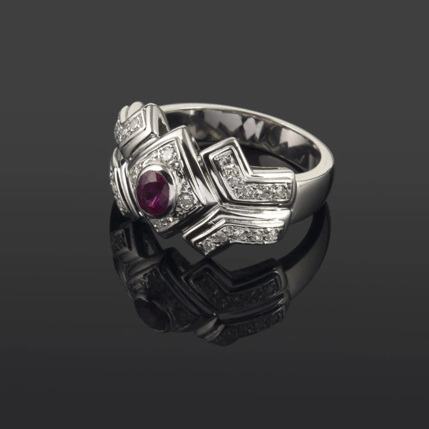 ANILLOS / SORTIJAS Sortija en oro blanco. Presenta un rubí natural y motivos con brillantes