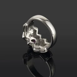 ANILLOS / SORTIJAS Sortija en oro blanco. Presenta un rubí natural y motivos con brillantes
