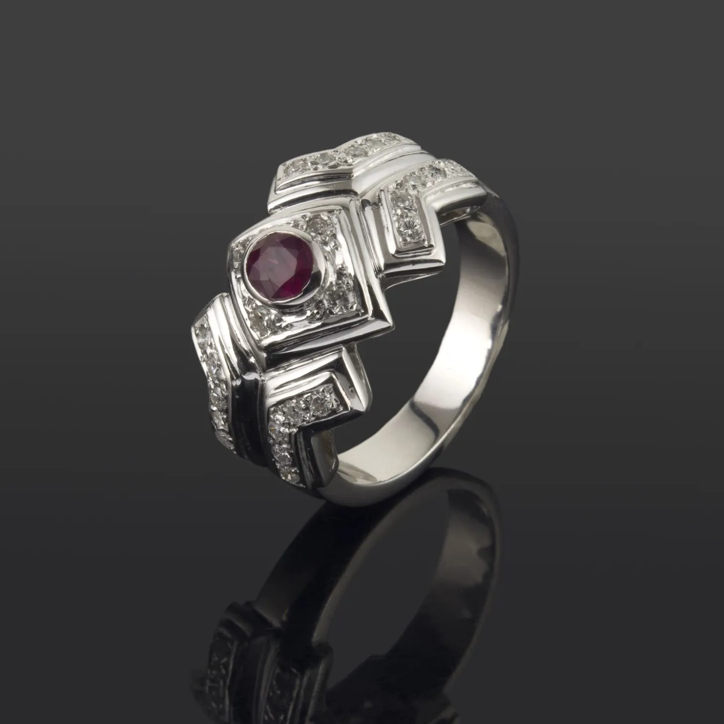 ANILLOS / SORTIJAS Sortija en oro blanco. Presenta un rubí natural y motivos con brillantes
