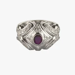 ANILLOS / SORTIJAS Sortija en oro blanco. Presenta un rubí natural y motivos con brillantes