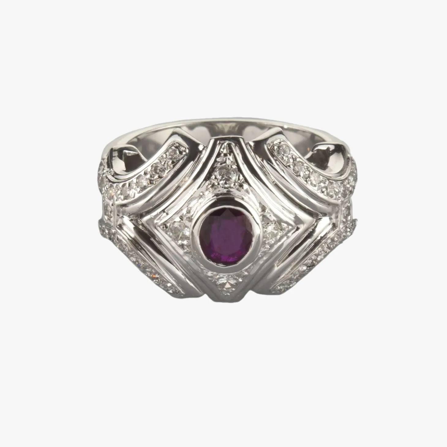 ANILLOS / SORTIJAS Sortija en oro blanco. Presenta un rubí natural y motivos con brillantes
