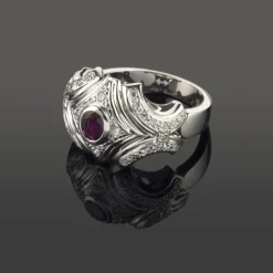 ANILLOS / SORTIJAS Sortija en oro blanco. Presenta un rubí natural y  motivos con brillantes