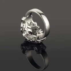 ANILLOS / SORTIJAS Sortija en oro blanco. Presenta un rubí natural y motivos con brillantes