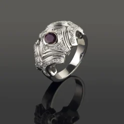ANILLOS / SORTIJAS Sortija en oro blanco. Presenta un rubí natural y motivos con brillantes