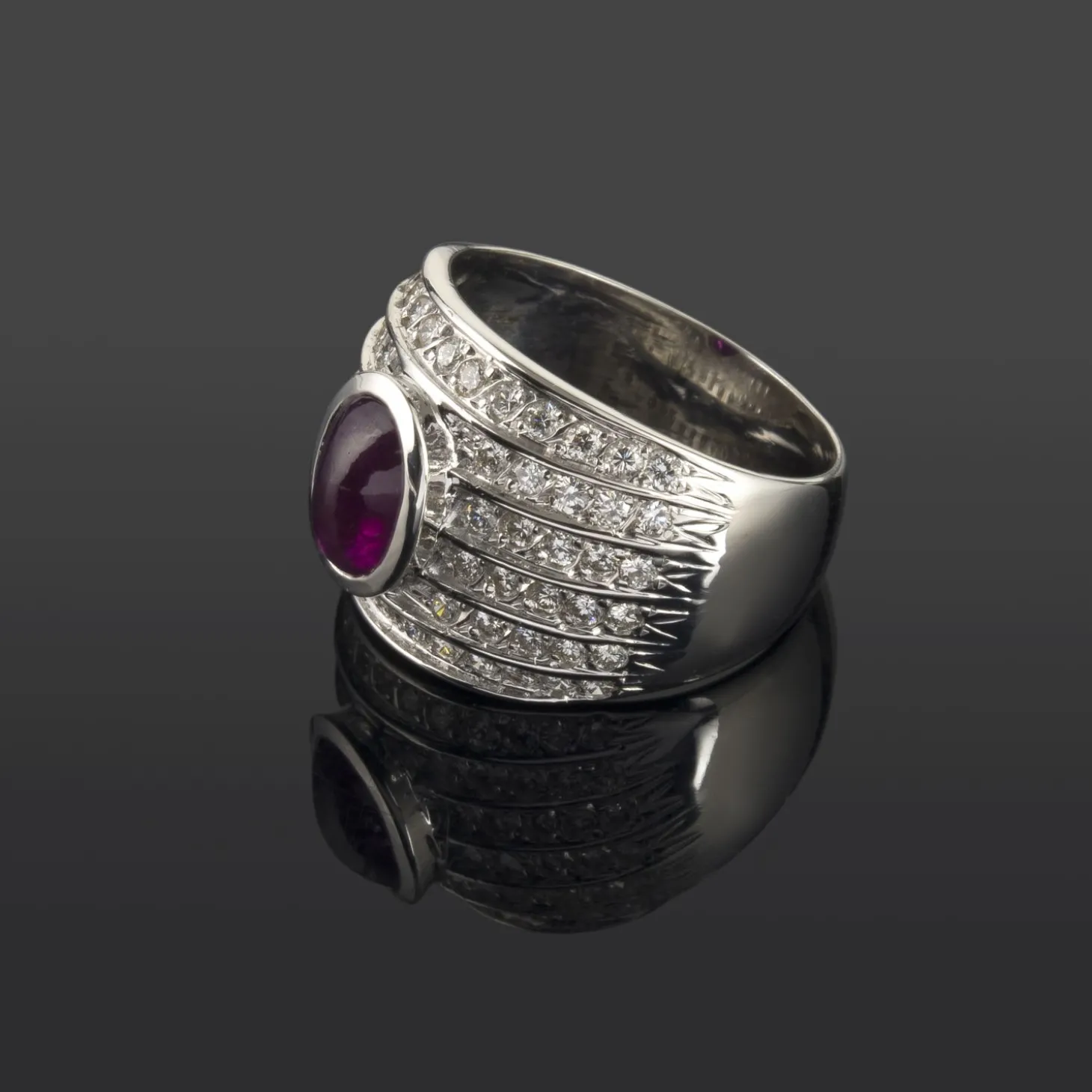 ANILLOS / SORTIJAS Sortija en oro blanco con un rubi central y motivos con brillantes dispuestos en fila