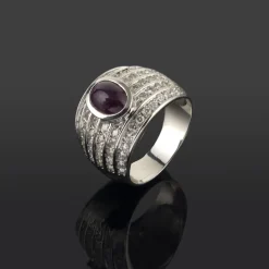 ANILLOS / SORTIJAS Sortija en oro blanco con un rubi central y motivos con brillantes dispuestos en fila