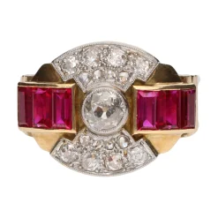 ANILLOS / SORTIJAS Sortija en oro amarillo con rubíes y diamantes. Talla 17.