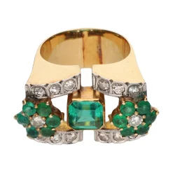 ANILLOS / SORTIJAS Sortija en oro amarillo con esmeraldas y brillantes. Talla 16.