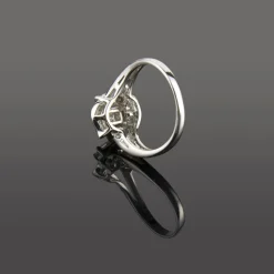 ANILLOS / SORTIJAS Sortija en oro blanco y diamantes.