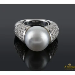 ANILLOS / SORTIJAS Sortija en oro blanco con perla australiana y pave de brillantes.