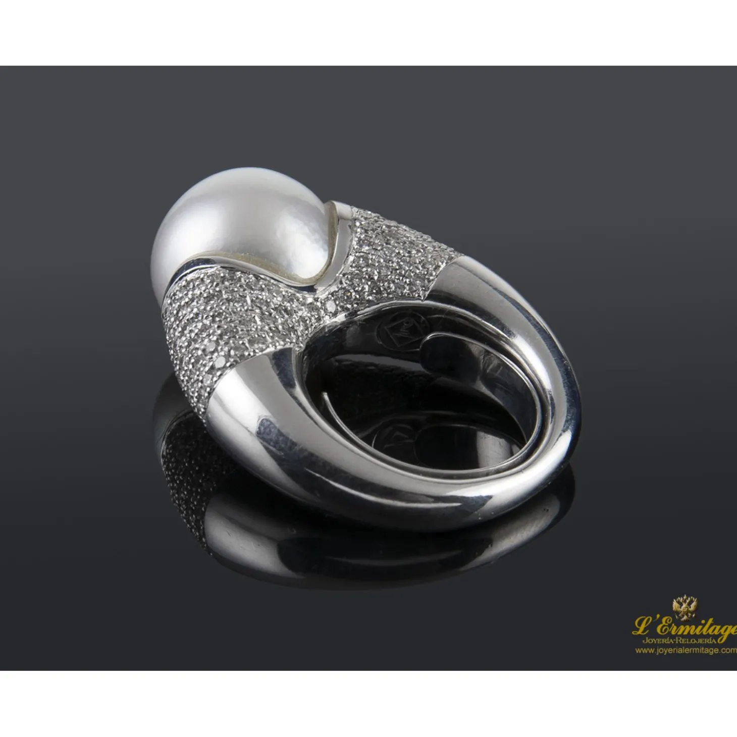 ANILLOS / SORTIJAS Sortija en oro blanco con perla australiana y pave de brillantes.