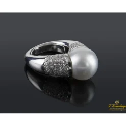 ANILLOS / SORTIJAS Sortija en oro blanco con perla australiana y pave de brillantes.