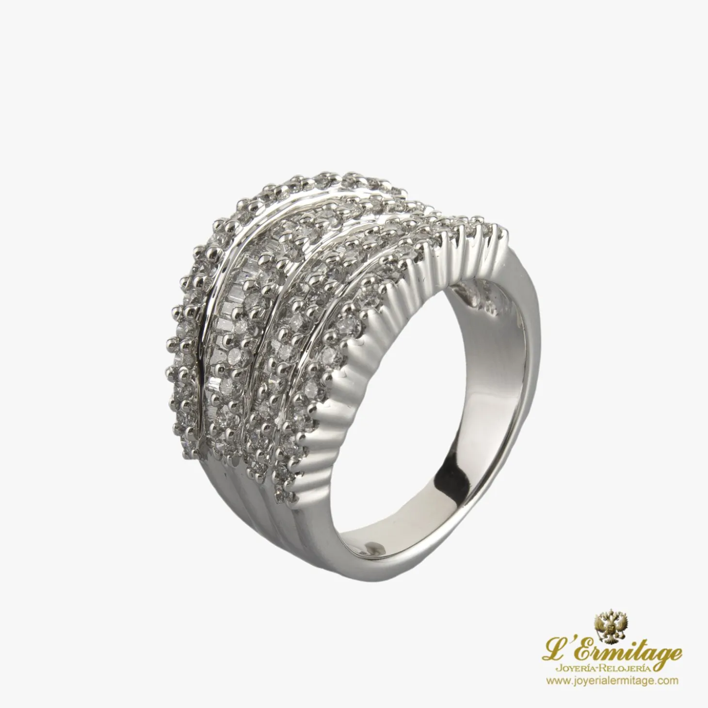 ANILLOS / SORTIJAS Sortija en oro blanco y diamantes.