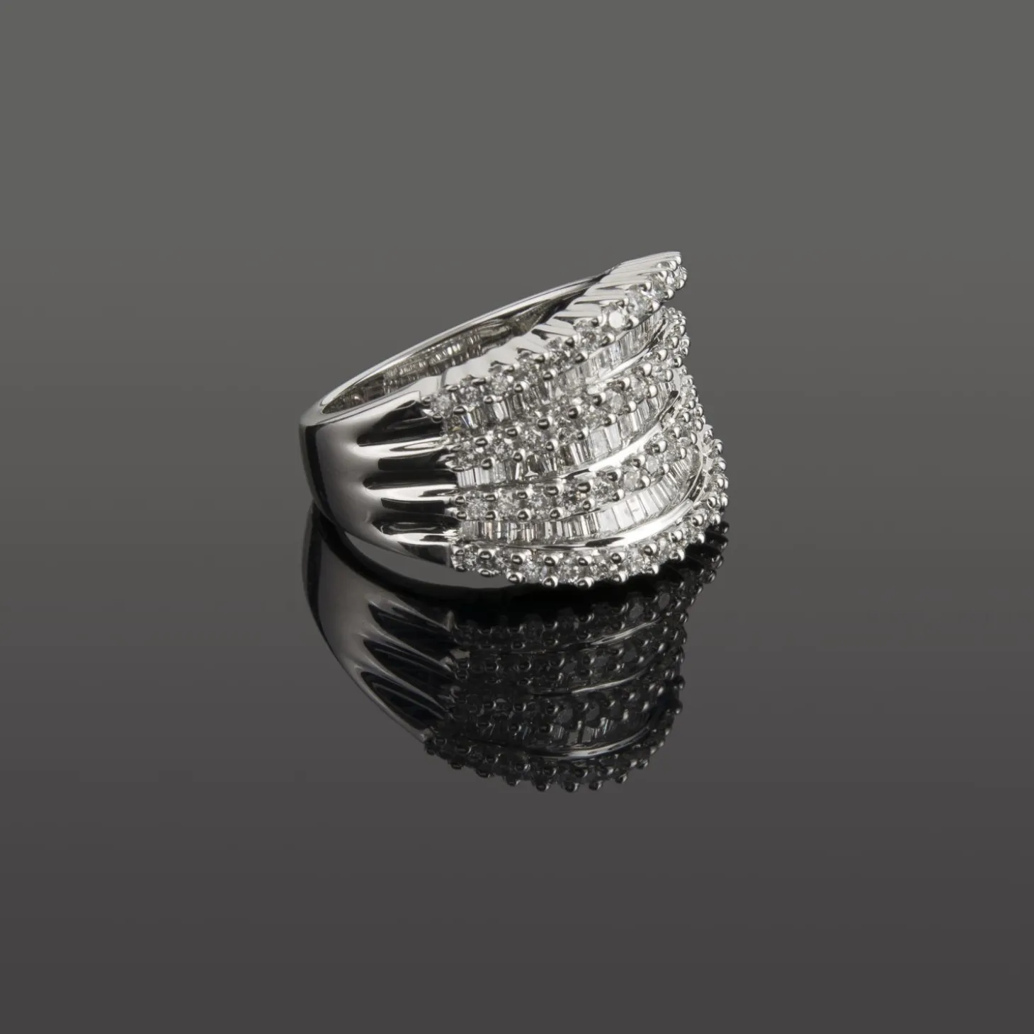 ANILLOS / SORTIJAS Sortija en oro blanco y diamantes.