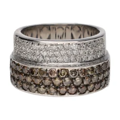 ANILLOS / SORTIJAS Sortija en oro blanco con brillantes blancos y de color. Talla 15.