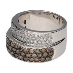 ANILLOS / SORTIJAS Sortija en oro blanco con brillantes blancos y de color. Talla 15.