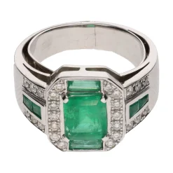 ANILLOS / SORTIJAS Sortija en oro blanco con esmeraldas y brillantes. Talla 13.