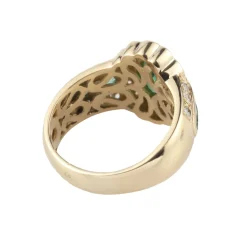 ANILLOS / SORTIJAS Sortija en oro amarillo esmeraldas y brillantes. Talla 14.