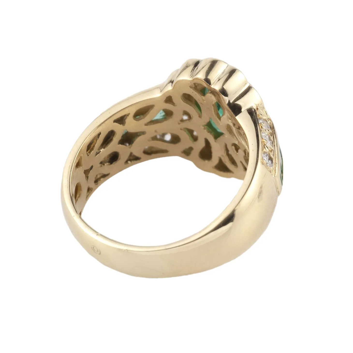 ANILLOS / SORTIJAS Sortija en oro amarillo esmeraldas y brillantes. Talla 14.
