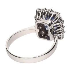 ANILLOS / SORTIJAS Sortija en oro blanco con zafiro y brillantes.