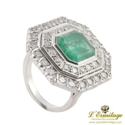 ANILLOS / SORTIJAS Sortija en oro blanco con esmeralda central y brillantes.
