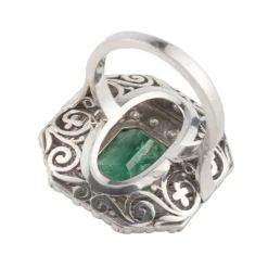 ANILLOS / SORTIJAS Sortija en oro blanco con esmeralda central y brillantes.