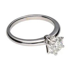 ANILLOS / SORTIJAS Sortija en oro blanco con un brillante 1,23ct , si 1 , f. Talla 13.