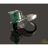 ANILLOS / SORTIJAS Sortija en oro blanco con esmeralda y diamantes.