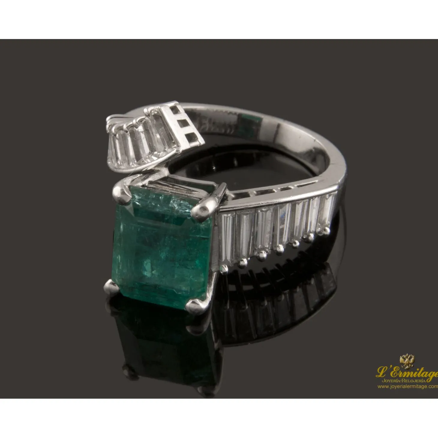 ANILLOS / SORTIJAS Sortija en oro blanco con esmeralda y diamantes.
