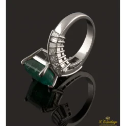 ANILLOS / SORTIJAS Sortija en oro blanco con esmeralda y diamantes.