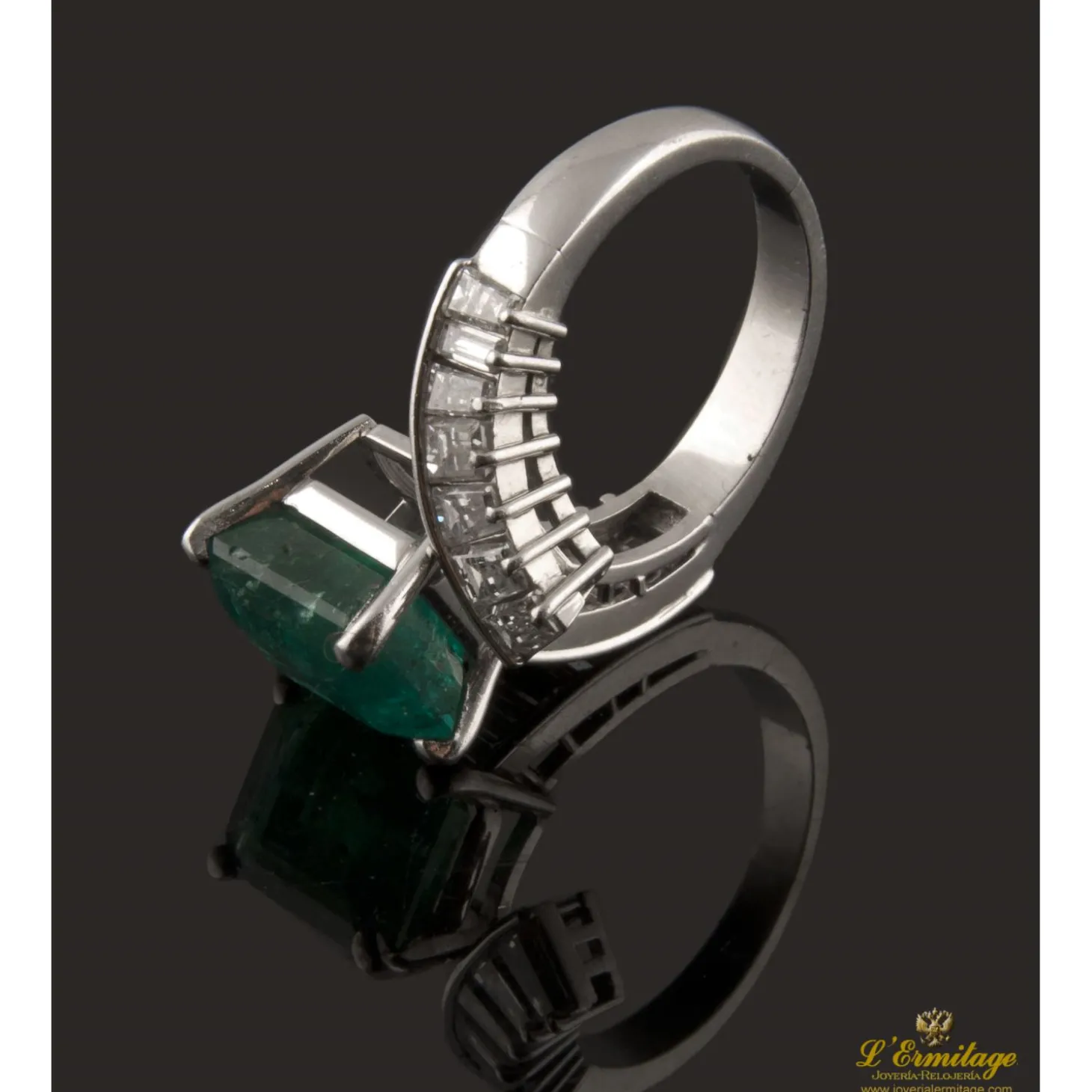 ANILLOS / SORTIJAS Sortija en oro blanco con esmeralda y diamantes.